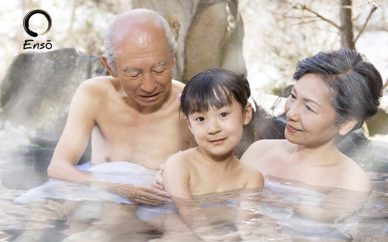 Một chuyến du lịch nghỉ dưỡng hay một buổi tắm khoáng nóng sẽ giúp bố mẹ tăng cường sức khỏe và gắn kết tình cảm gia đình hơn